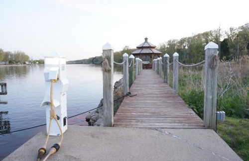 Riverside Home Near Beaches, Pier, downtown - Photo 29