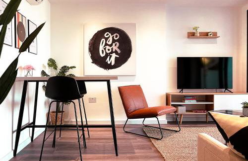 Spacious 1-Bedroom Apartment near Kew Gardens with Balcony & Parking - Foto 8