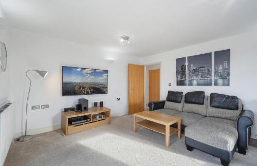 Modern 2 bed 2 bath with Balcony in Rayners lane Pinner Harrow near Wembley Greater London - Photo 25