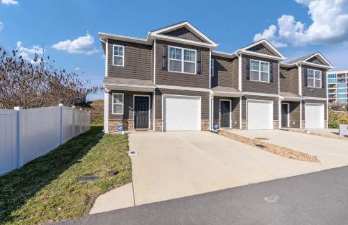 Stylish 3BR Getaway across Bristol Speedway - Foto 57