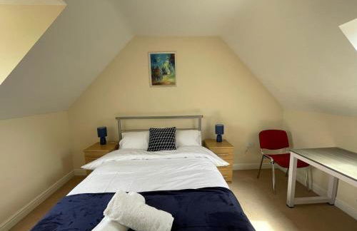 The Iris house is close to city centre and is ideal for tourists, visiting family members or work related activities including contractors - Foto 12