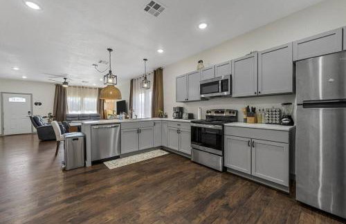 5th St Getaway w Sauna Hot tub Firepit & Game Room - Foto 12