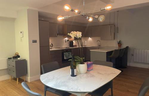 2 beds by Tower Bridge, Walk to Sights & Dining - Photo 16