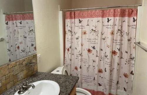 Comfortable downstairs 2 bed next to Fort Sill - Photo 6