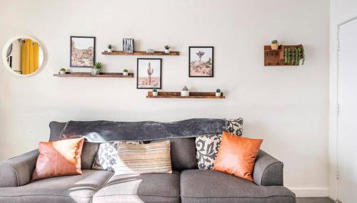 2BR Apt with BBQ & Parking Spring Fling Stay - Foto 1