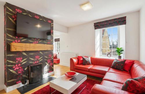 Bamburgh - Sleeps 8 - 3 Bedrooms 2 Bathrooms - Secure Garden - Dogs Stay For Free - Stunning Beach Walks and Views - Log Fire - Outdoor Seating and Eating - Off Street Parking - Quiet Rural Location - Fast Wifi - Foto 11