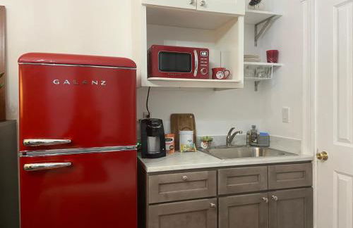 Boston Studio Apartment with Parking, next to Train or Buses, good Neighborhood - Foto 9