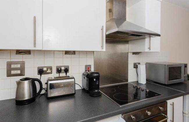 Vivid Apartment in Central London - Photo 9