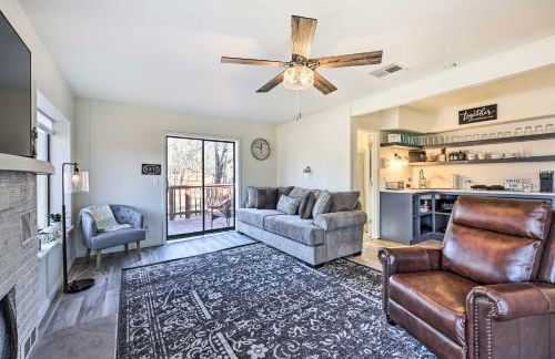 Lakefront Grove Cabin Shared Dock and Seasonal Pool - Foto 6