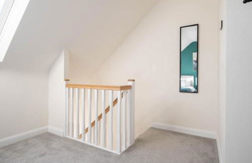 Beautiful and comfortable home away from home with free parking, fast wifi and white crisp hotel standard linen hosted by Our Home Short Stays - Photo 35