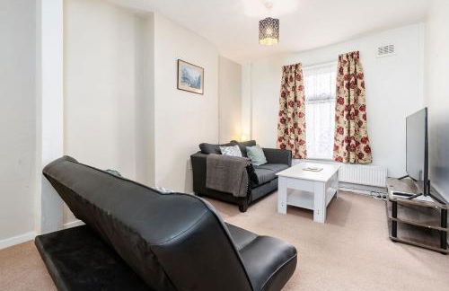 Convenient 2BR House with Great Transport Links - Photo 28