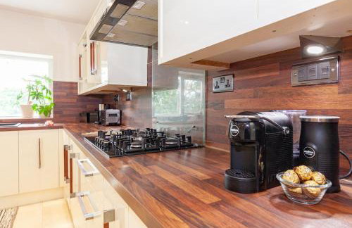 Modern 4 bedroom family home with driveway parking - Foto 11