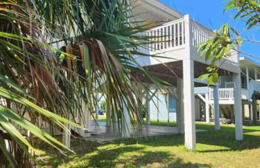 Spacious Beach House Steps to Sand - Foto 31