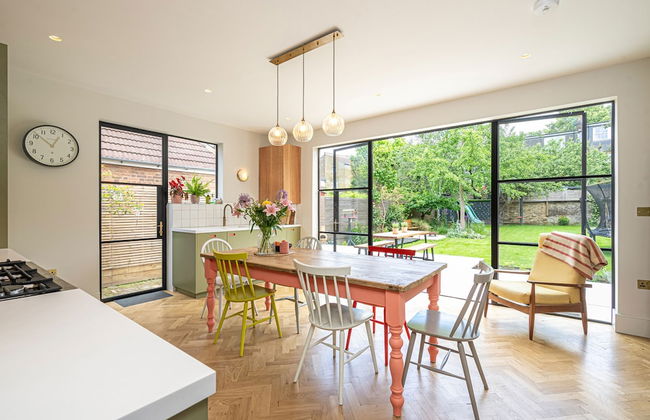 Chic and Colourful Family Home by Underthedoormat - Foto 40