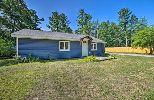 Prudenville Retreat with Yard about 1 Mi to Lake! - Foto 3