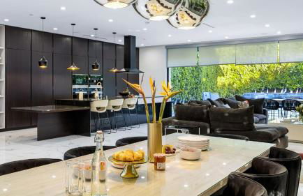 Private LA Retreat w Pool Hot Tub Fire Pit Near Melrose Ave The Martel House by AvantStay - Foto 11