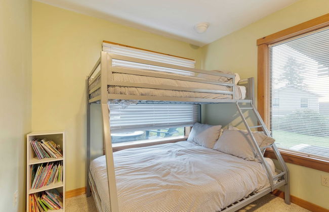 Deck Views, Fire Pit, Pool, 3 Mins to Beach Madrona Tree Retreat by Avantstay - Foto 33