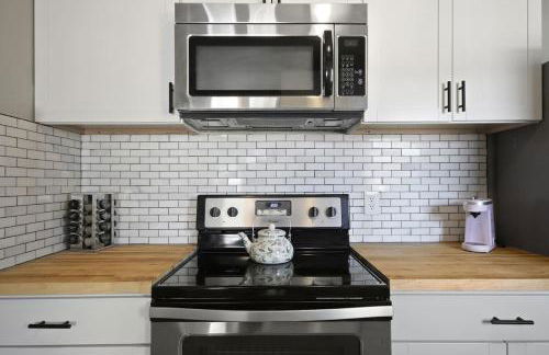 Down the Rabbit Hole walk to downtown - Foto 13