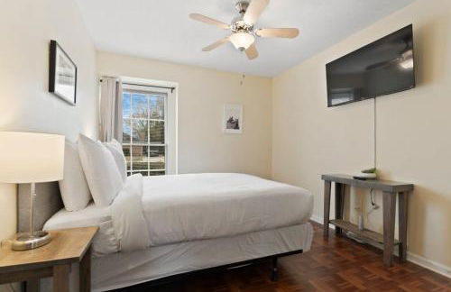 Large Fenced Yard near Midtown- Shamrock Stay - Foto 26