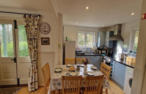 Woodcutters Lodge set in a secluded valley near Bantham - Foto 6