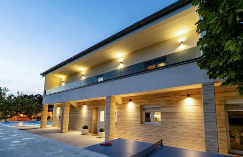 Gorgeous Home In Nadin With Wifi - Photo 21