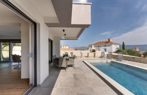 Villa Rosemary -semi-detached villa with a pool and a panoramic view, close to a sandy beach - by TRAVELER tourist agency Krk - Foto 14