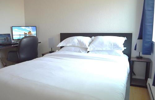 Modern 3 Bedroom Suite with AC for Family and Work group - Photo 13