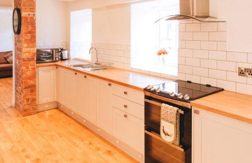 Luxury newly converted oak cottage with hot tub - Foto 47