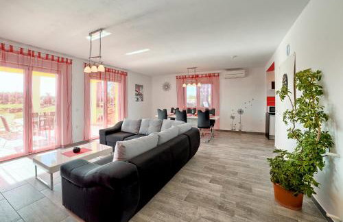 Cozy villa Paradiso with pool immersed in the greenery - Foto 16