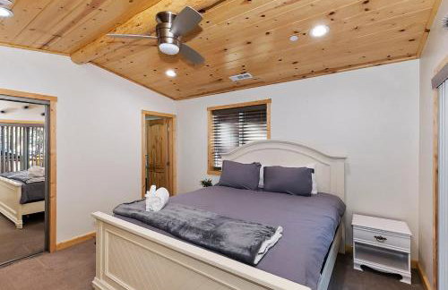 Stylish Elysian Big Bear Cabin w Enclosed backyard - Photo 14