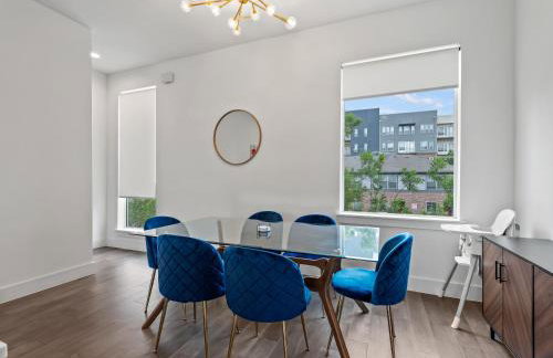 Modern Dallas Townhome with Private Rooftop, City View, Private Parking & Grill - Photo 4