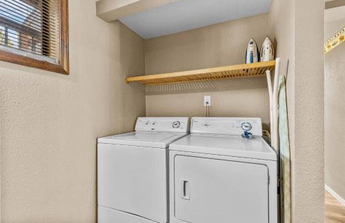 Charming Country Club Condo with Loft & Fireplace - Foto 21