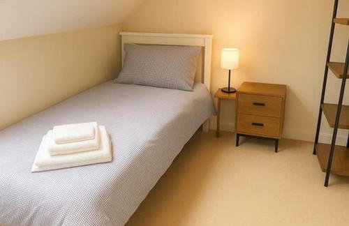 Elegant 2BD Townhouse in Thirsk: Cozy & Stylish - Photo 5