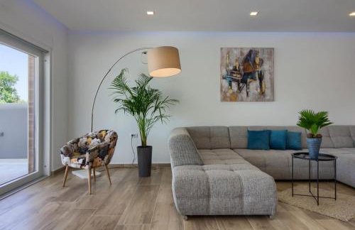 Luxury Villa with extra heated pool with hydromassage, biliard near town center and beach by WiiBuk - Foto 18