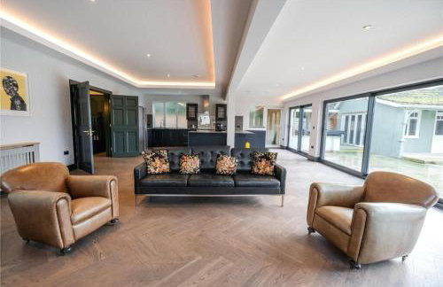 Humberston Avenue Large 4bed - Contractors Welcome & Big Living Area - Photo 3