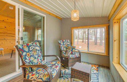 Oscoda Cabin with Charcoal Grill Walk to Lake Huron - Foto 19