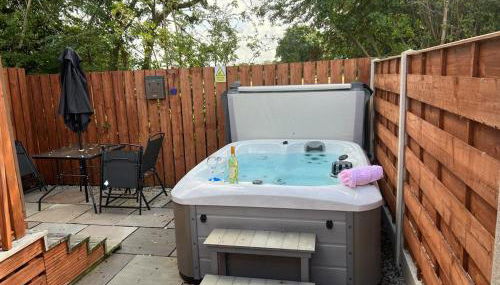 Holly Cabin with Hot Tub - Foto 3