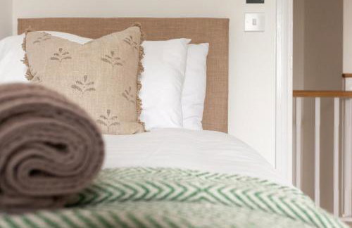 Runcorn Spacious Modern 3 bedroom House, 4 beds, On site Parking, Long stay deals - Foto 35