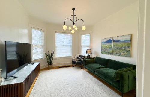 Artsy 4 Bedroom Home, Steps from Dining & Shops - Foto 7