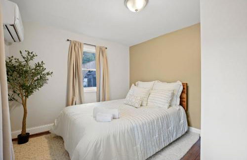 Charming 4BR with Private Patio and Historic Row Downtown - Foto 12