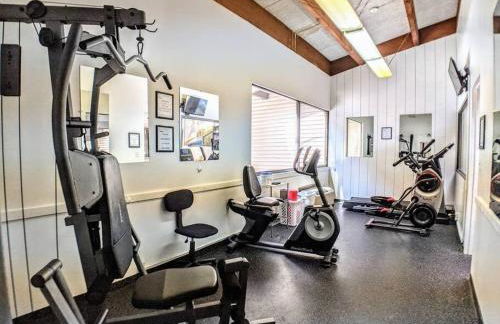 Cute Cedar Lodge Studio with Balcony & Lake Views! - Foto 10