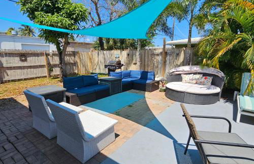 Prime Location Gateway with Pool & Patios, Near Beaches, Groceries and Restaurants - Photo 44