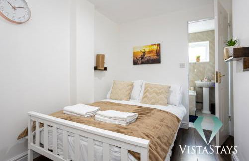 Spacious 5BDR House By Vista Stays Short Lets & Serviced Accommodation Manchester With Free WiFi, Parking & Netflix - Foto 15