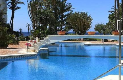 Modern apartment with pool on the beachfront in Marbella by SharingCo - Photo 16