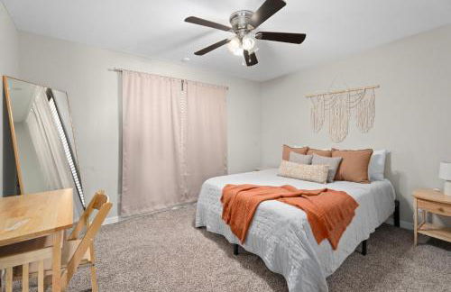 Near Texas A&M, Spacious Living Room, 4 Queen Beds - Foto 13