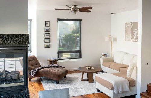 Chic SD Basecamp - Walk to Downtown - Foto 9