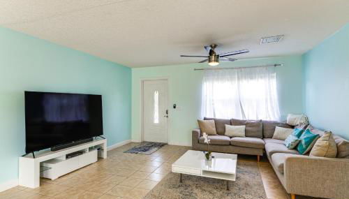 3 Mi to Riviera Beach! Group-Friendly Home with Yard - Foto 4