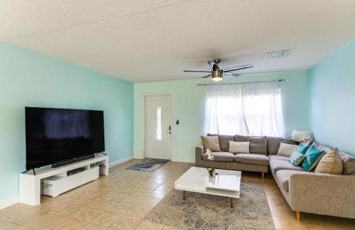 3 Mi to Riviera Beach! Group-Friendly Home with Yard - Foto 4