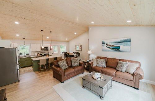 NEW! Modern Getaway - Hot Tub l Fire Pit l Pool table - Foto 13