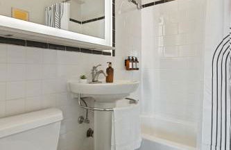 CASA Arlington Suite with Top-Tier Amenities & Parking - Foto 43